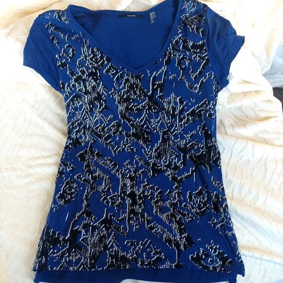 Tahari T-shirt with Foil print design - Picture 1 of 10